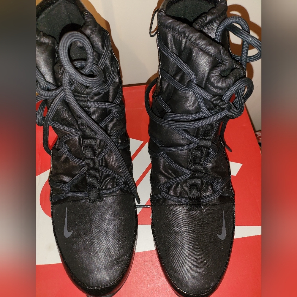 EUC Nike Tanjun High Rise Boots w box